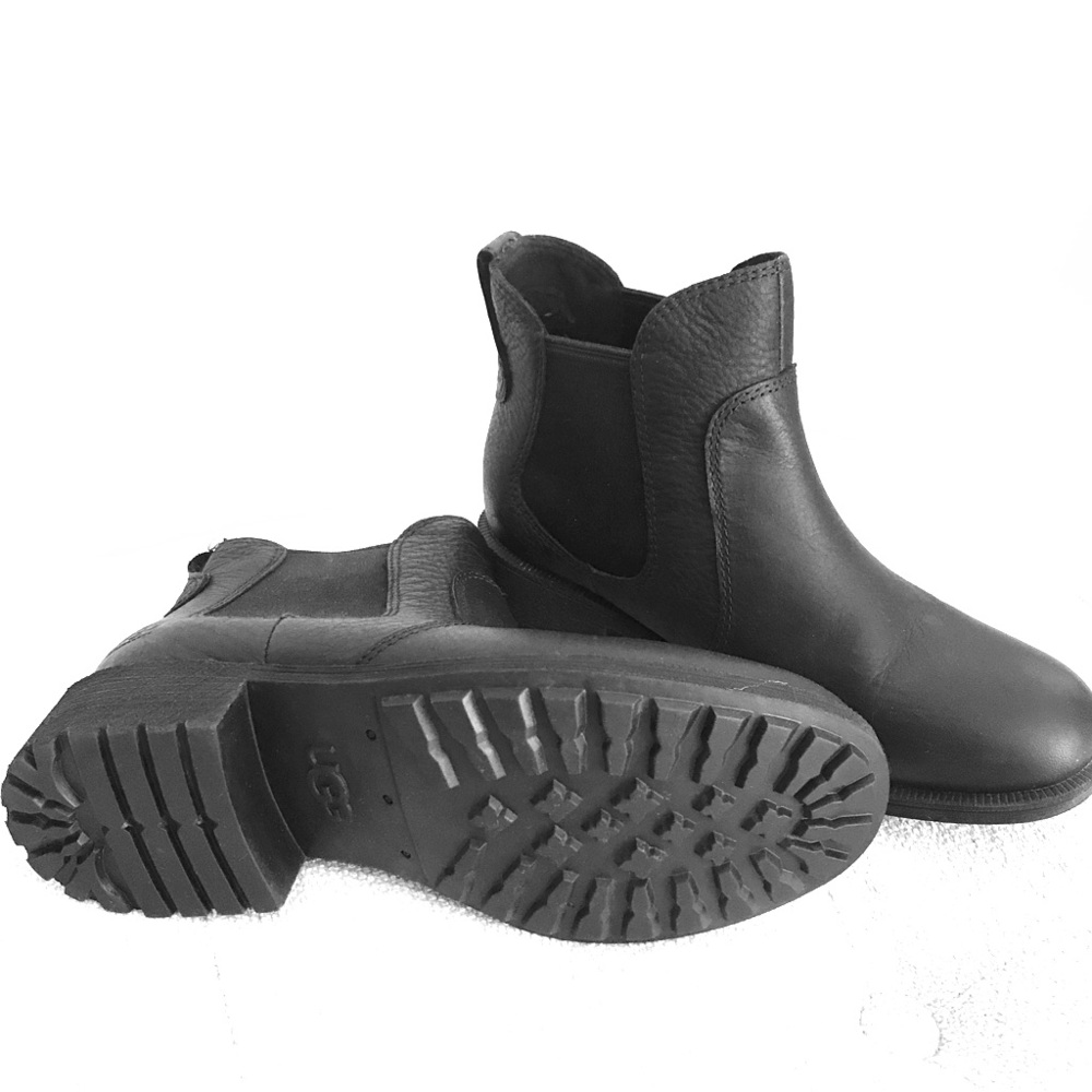 UGG - ankle book